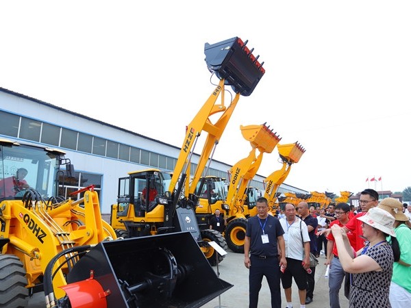 嘉賓觀摩產(chǎn)品演示